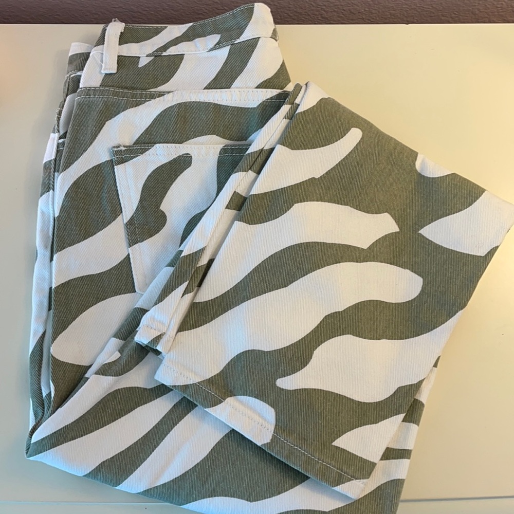Cute printed jeans!